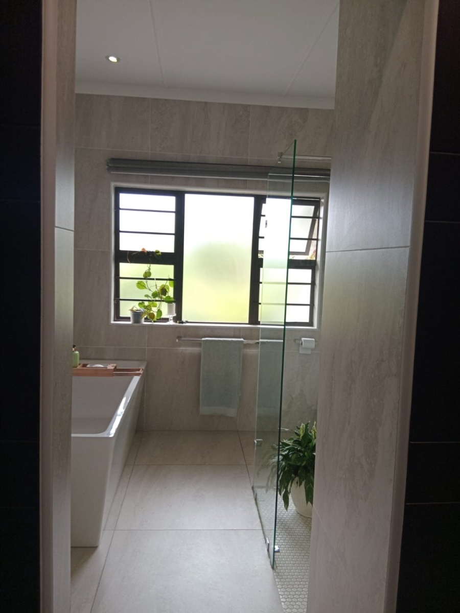 6 Bedroom Property for Sale in Gonubie Eastern Cape